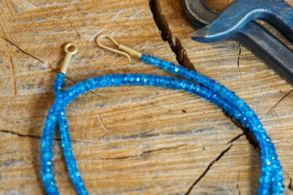 Blaue Apatit Kette mit handgefertigtem Gelbgoldverschluss